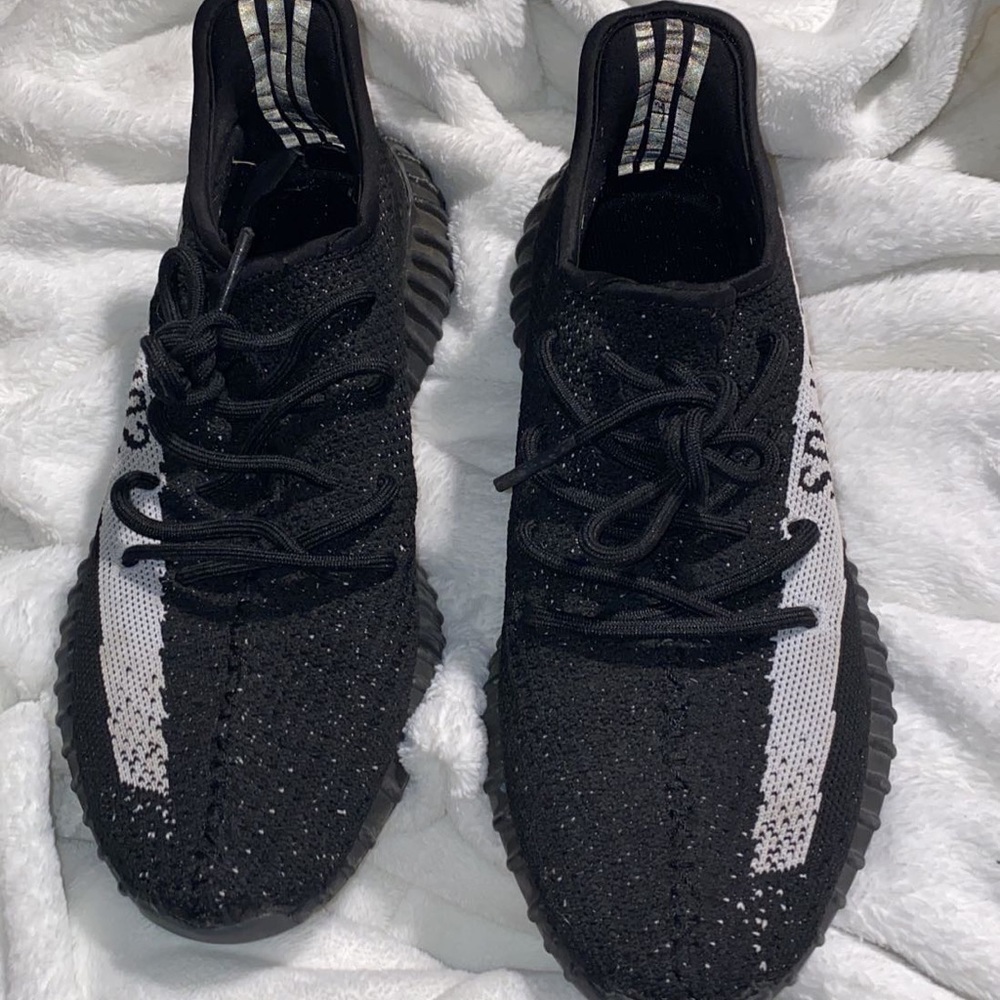 authentic yeezy 350 v2 black/white